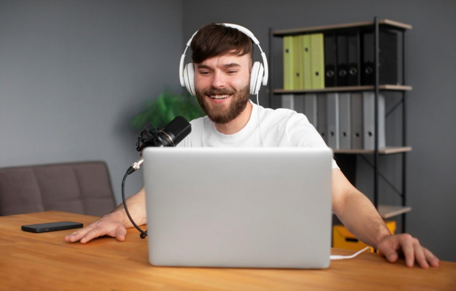 Team bei der gemeinsamen Arbeit an Finanzstrategien