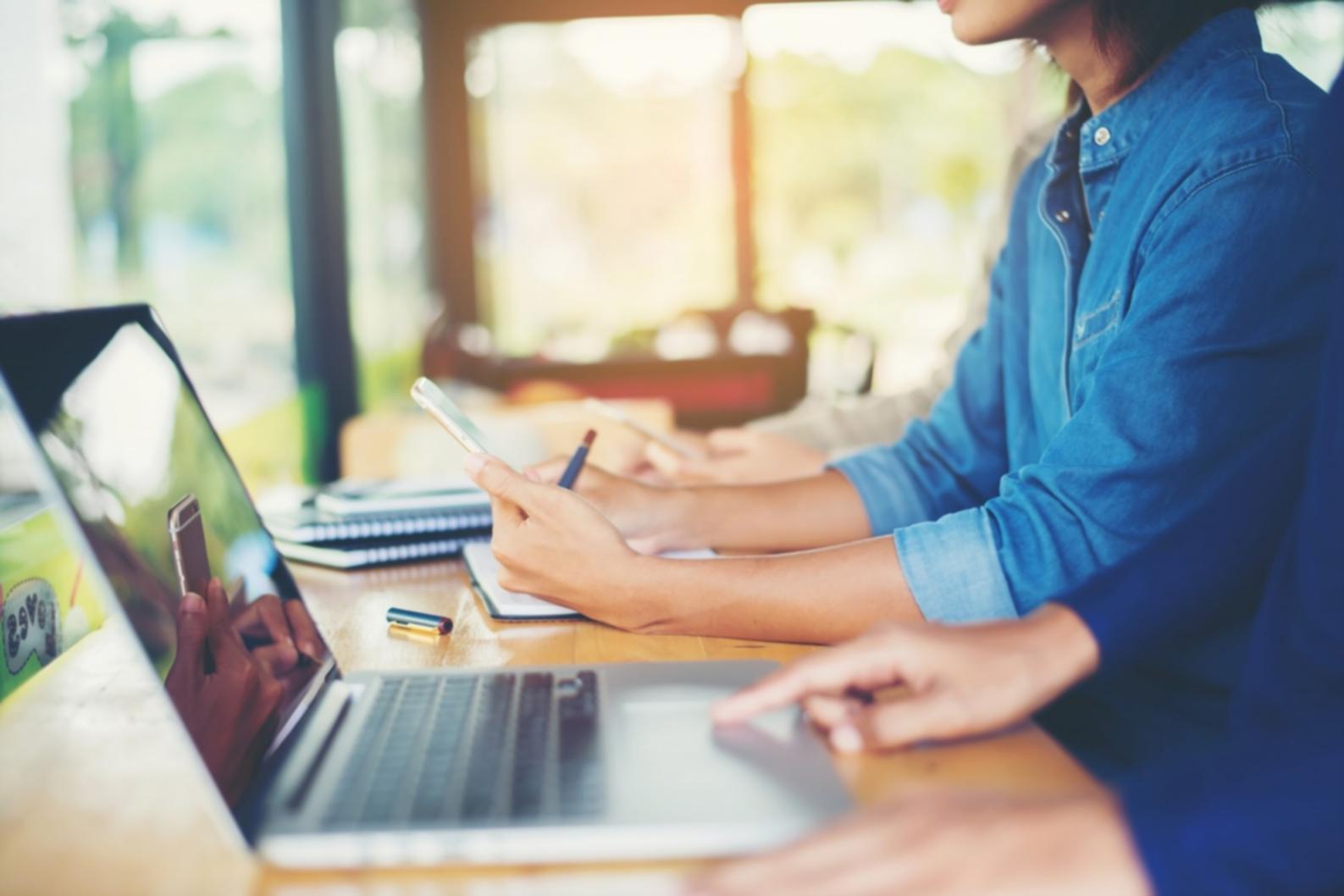 Budgetplanung Beratungssituation mit Dokumenten und Taschenrechner